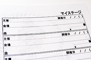 横井  眞子　様オリジナルノート 本文のクローズアップ。ページごとにバリエーションがあるから、開催日や曲数なども細かく記入できるページも