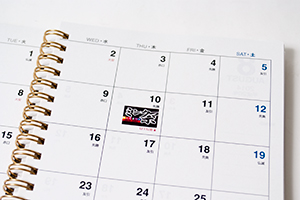早稲田大学チアダンスチームMYNX　様オリジナルノート 「本文オリジナル印刷」を利用して、冒頭にカレンダーを印刷。イベントの告知にも。
