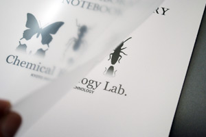 京都工芸繊維大学 大学院　化学生態学研究室　様オリジナルノート モノトーンの表紙デザインに半透明のカバーフィルム
