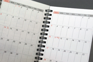 POSITIVI株式会社　様オリジナルノート 「本文オリジナル印刷」を利用して、冒頭にカレンダーを印刷。ダイアリーとしても活用できる。
