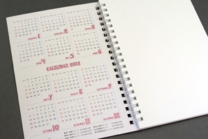 株式会社キュー・テック　様オリジナルノート 「表紙内側印刷」を利用して、冒頭にカレンダーを印刷