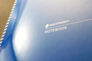 株式会社ユア・ストラテジー　様オリジナルノート 「表紙PP加工」で表紙の耐久性と高級感アップ