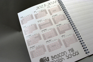 ビーコンヒル英会話　様オリジナルノート 「表紙内側印刷」でカレンダーを印刷。写真は表2（表紙内側）