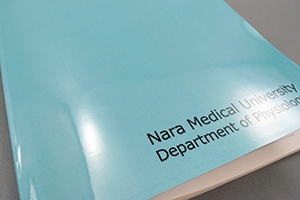 奈良県立医科大学　様オリジナルノート 「表紙PP加工」で実験記録用のノートの表面を保護できる