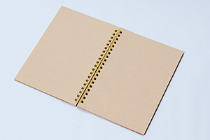 山田  梨絵　様オリジナルノート 「クラフトノート」は表紙用紙とのコーディネートで本文用紙を選択できる。こちらは優しく明るい印象の「金門 65.0kg」