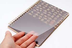 川崎  明子　様オリジナルノート 表紙のキズや折れ、汚れを防ぐ「表紙カバーフィルム」。こちらは半透明フィルム。