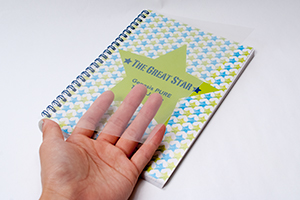 有限会社リアライズユー　様オリジナルノート 表紙のキズや折れ、汚れを防ぐ「表紙カバーフィルム」こちらは透明のカバー。