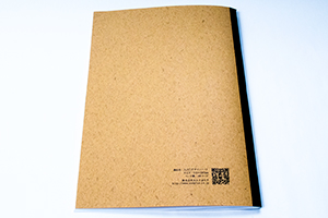 株式会社あんどぷらす　様オリジナルノート オリジナルノートの裏表紙。会社の連絡先やウェブサイトのQRコードを印刷。