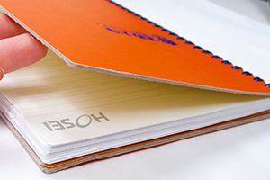 株式会社エイチユー　様オリジナルノート 「表紙合紙加工」で、表紙の厚みが増し、耐久性もアップ。