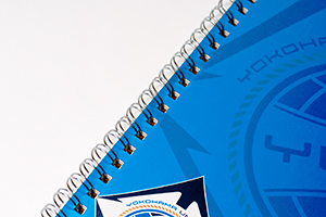 横浜ユナイテッドフットボールクラブ　様オリジナルノート リングカラーは「シルバー」 ブルーの表紙に合う、シャープな配色