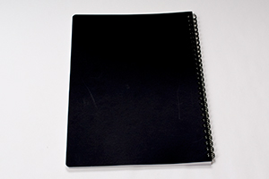 株式会社ProVision　様オリジナルノート オリジナルノートの裏表紙。ブラック単色に表紙と同じマットPP加工を施しキズや汚れから守るだけでなく、高級感もアップ。