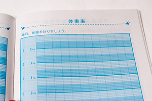 犬のほいくえんChiffon　様オリジナルノート 特色1色オフセット印刷なので、ブルーのトーンを変えてグラフのページもきれいに印刷できる。