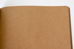 首藤  俊也　様オリジナルノート 「クラフトノート」は表紙用紙とのコーディネートで本文用紙を選択できる。こちらはヴンテージ感あふれる「OK未晒 65.0kg」
