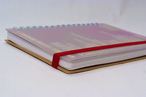 株式会社MEWS　様オリジナルノート Value　setの「書きま帳ゴムバンドPLUS 」はたっぷり160ページ、さらに角丸加工・ゴムバンド・特厚台紙とフィルムがセット。