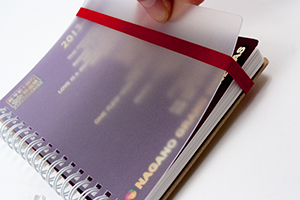 株式会社MEWS　様オリジナルノート 厚さ0.75㎜の特厚フィルムが表紙をしっかし保護してくれる。