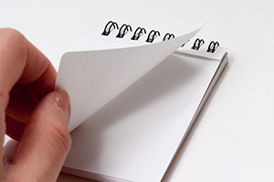 株式会社日本ライセンスバンク　様オリジナルノート 「メモとりまちょう」はメモしたページをきれいにを切り取れる「本文ミシン加工」つき。