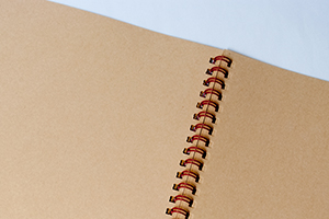 松坂  真理　様オリジナルノート 「クラフトノート」は表紙用紙とのコーディネートで本文用紙を選択できます。こちらは優しく明るい印象の「金門 65.0kg」