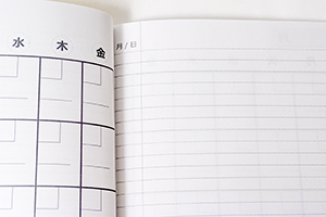 株式会社授業学研究所　様オリジナルノート 「本文オリジナル印刷」を利用して、ページの冒頭にカレンダーを印刷。日々の記録にぴったり。