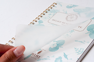 株式会社ビリーフインターナショナル　様オリジナルノート 「表紙カバーフィルム」で可愛らしい色合いのノートの表紙をやさしく守ってくれる。