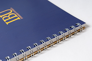 株式会社 ドラスティック　様オリジナルノート オリジナルノートのリングカラーは「シルバー」。表紙とマッチし、高級感がアップ。