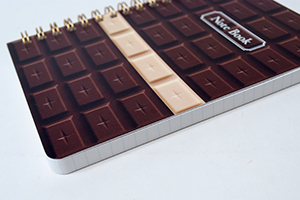チョコレートデザイン株式会社　様オリジナルノート 「本文ページ数追加」でたっぷり書き込めるオリジナルノートに。また、「角丸加工」で見た目もさわり心地もやさしくなります。