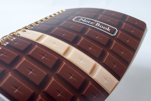 チョコレートデザイン株式会社　様オリジナルノート 「表紙マットPP加工」で表面の保護とともに、マットな質感をプラス