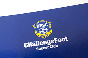 チャレンジフットサッカークラブ　様オリジナルノート 表紙のクローズアップ。フットボールクラブのロゴマークをプリント。