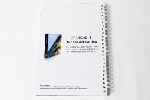 グラフィソフトジャパン株式会社　様オリジナルノート 「表紙内側印刷」で製品情報を印刷。写真は表2（表紙内側）