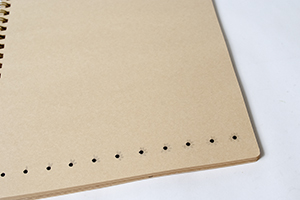 株式会社ギザアーティスト　様オリジナルノート 「クラフトノート」は表紙用紙とのコーディネートで本文用紙が選べます。こちらは優しく明るい印象の「金門 65.0kg」。