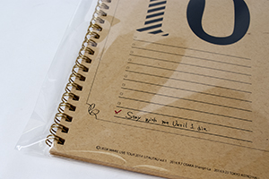 株式会社ギザアーティスト　様オリジナルノート 完成したオリジナルノートをラッピングする「OPP袋」で一点一点丁寧に袋詰め