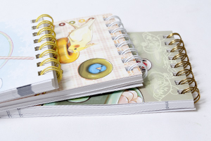 麦枝　様オリジナルノート オリジナルメモ帳のリングカラーは、それぞれ表紙と合わせた「イエロー」「ホワイト」「ゴールド」