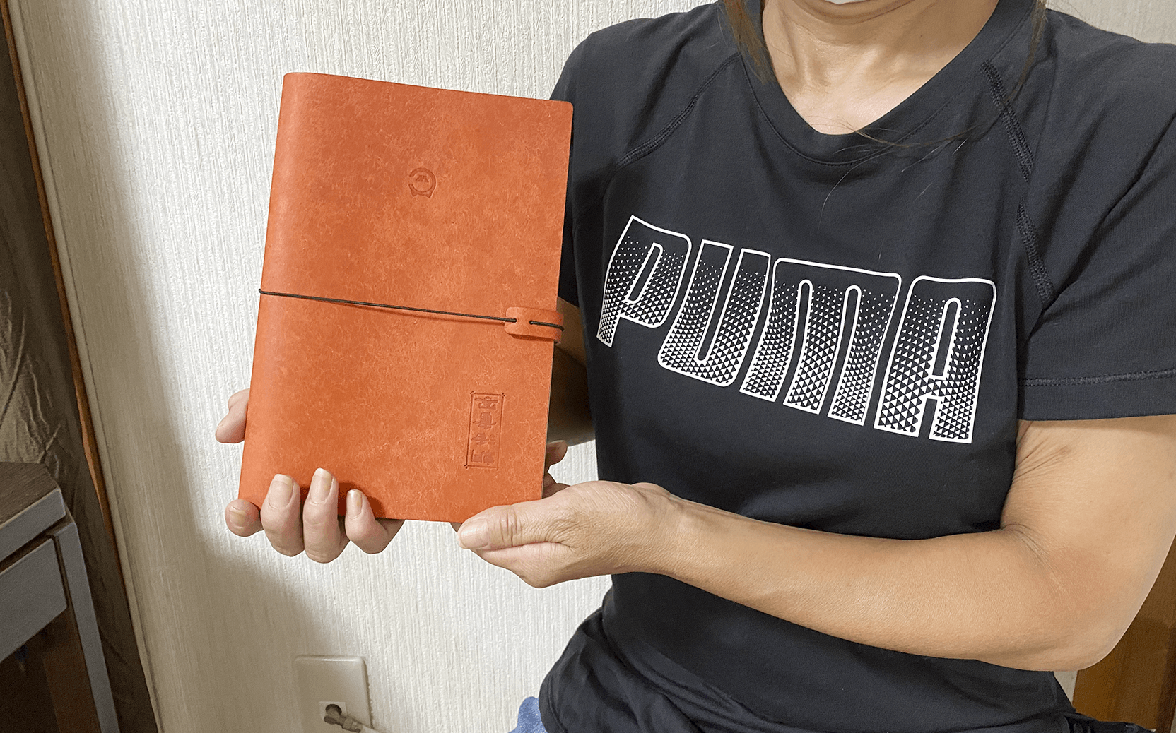 「トラベラーズノート」のようなカバーをつけた、三村さんオリジナルの革製手帳