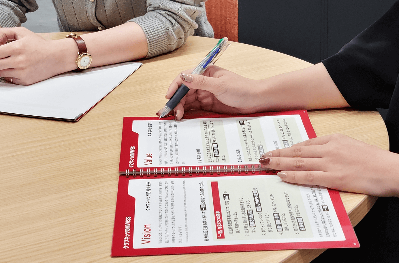 MVVSSのページは目立つカラーでデザイン